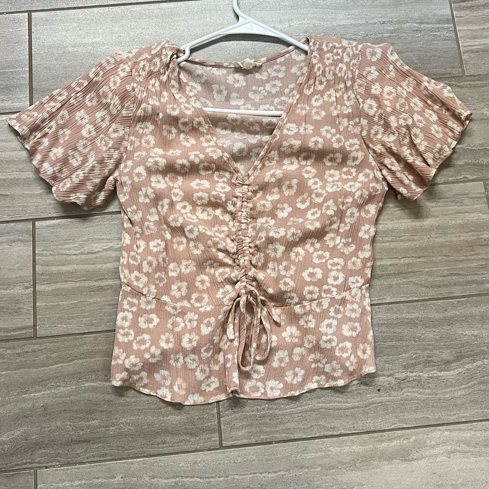 Hem & thread top with functional tie in the front
